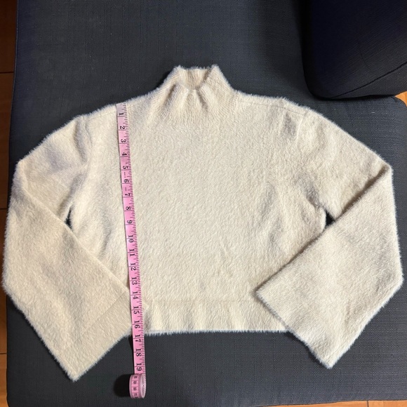 Revolve Tularosa ‘Jess’ Fuzzy Cropped Sweater in Ivory Size XXS - Picture 9 of 10